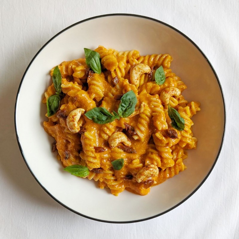FUSSILLI CREMOSOS CON SALSA DE TOMATE Y ANACARDOS