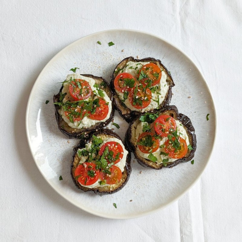 Rodajas de berenjena con ricota de tofupesto y topping de cherry