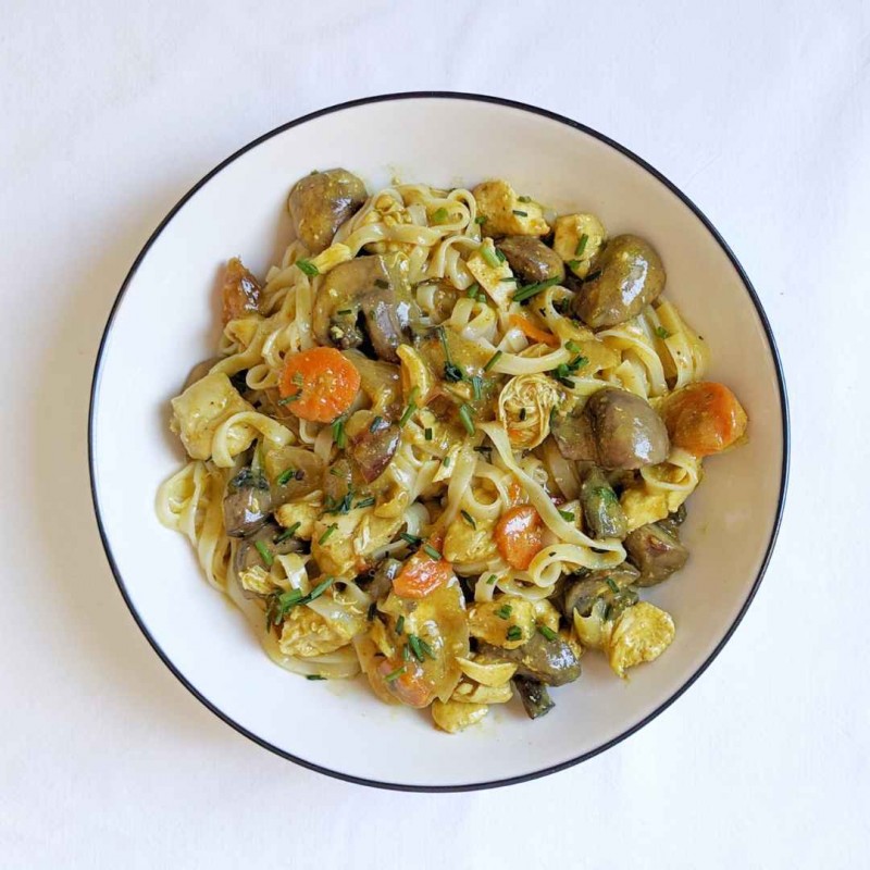 Noodles de Pollo al Curry | Bajo en FODMAP y Alto en Proteínas