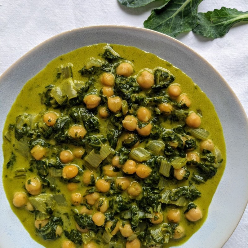 Curry al coco de garbanzos con acelgas