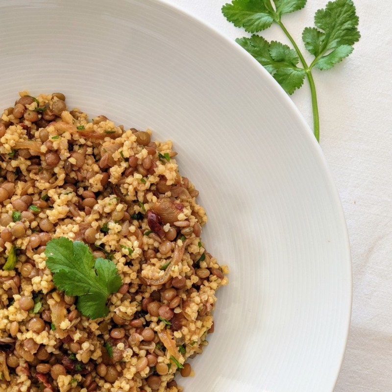 MUJADHARA DE MIJO CON LENTEJAS Y CEBOLLA CARAMELIZADA