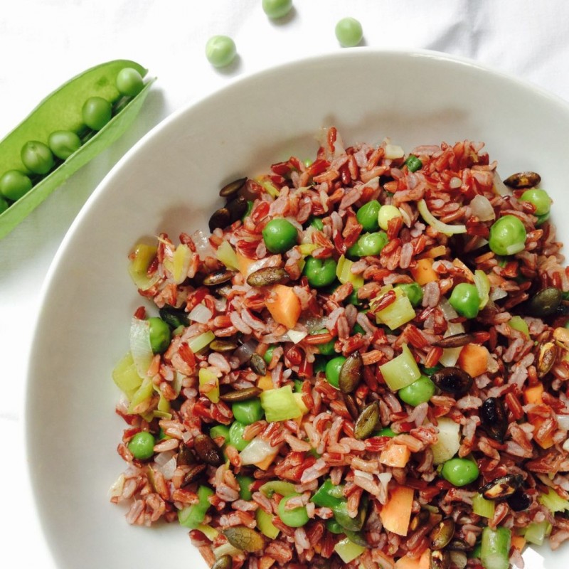 ARROZ ROJO CON GUISANTES, ESPÁRRAGOS VERDES Y PIPAS AL TAMARI