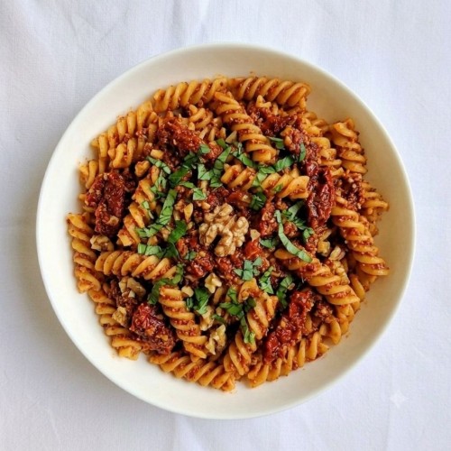 Rizos con Pesto Rojo y Pollo