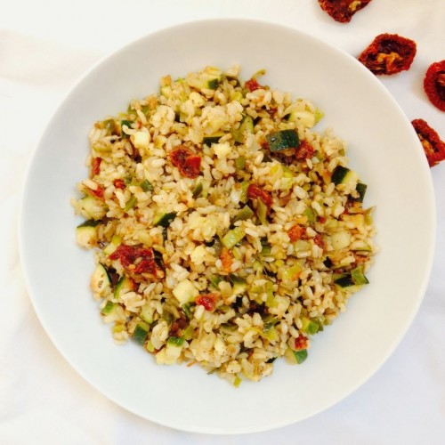 Arroz integral con calabacín, tomate seco y almendras tostadas