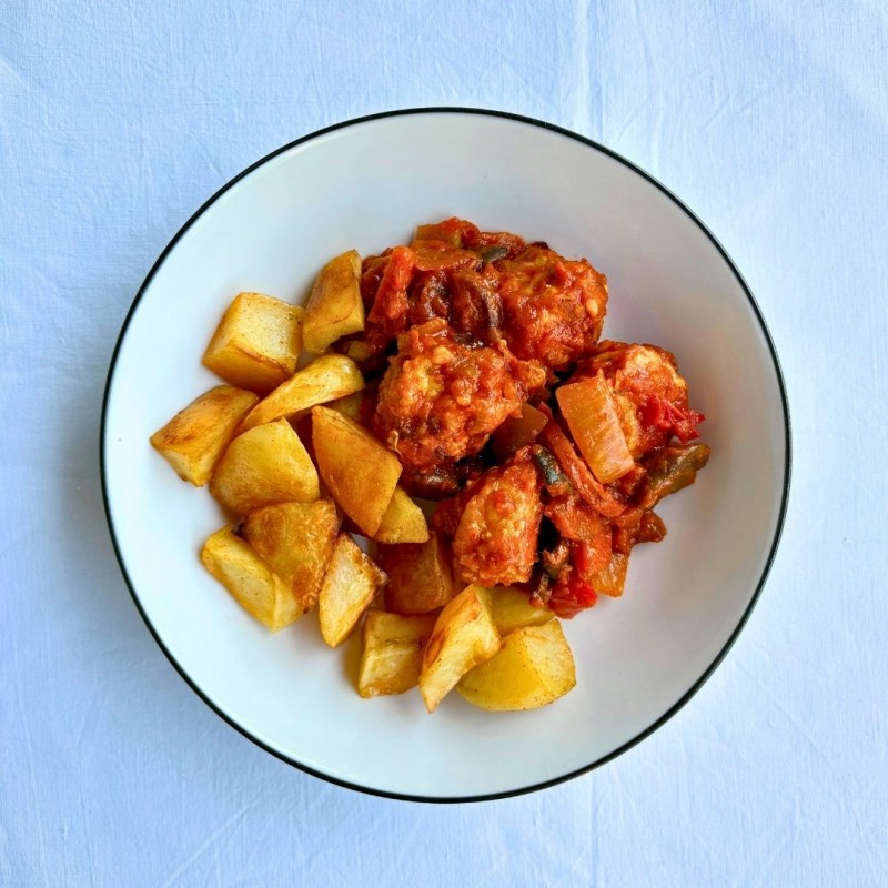 Albóndigas de Merluza en Salsa de Tomate con Patatas