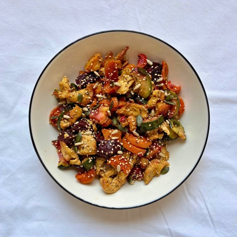 Wok de Pollo con Verduras Asadas, Hierbas y Semillas