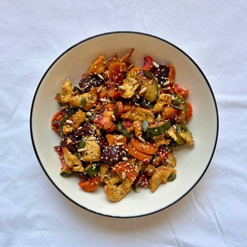 Wok de Pollo con Verduras Asadas, Hierbas y Semillas
