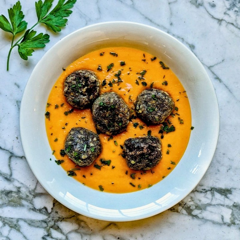 Albóndigas Veganas de Azuki con Salsa de Zanahoria y Coco