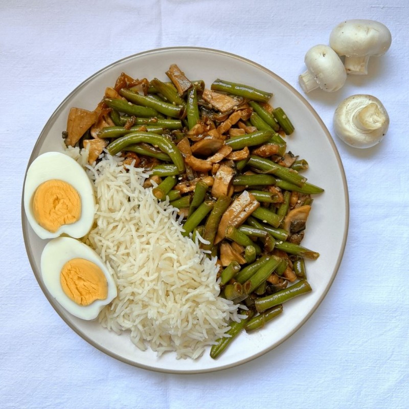 SALTEADO DE JUDIAS VERDES, CHAMPIS, BACON, HUEVO COCIDO Y ARROZ LARGO