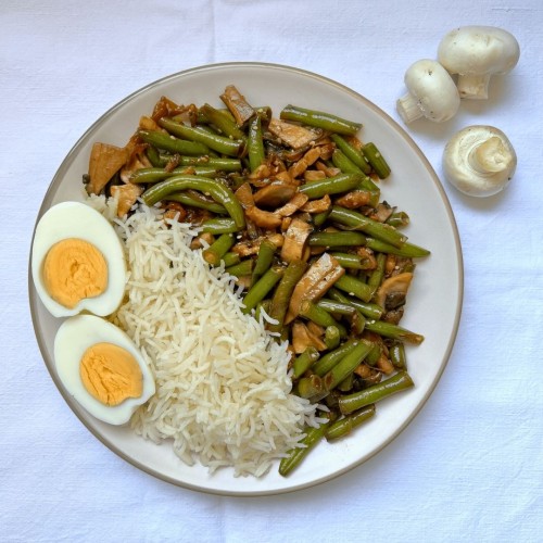 SALTEADO DE JUDIAS VERDES, CHAMPIS, BACON, HUEVO COCIDO Y ARROZ LARGO