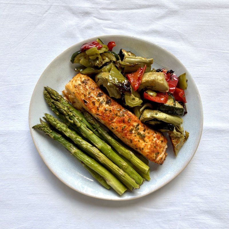 Salmón, espárragos y verduras