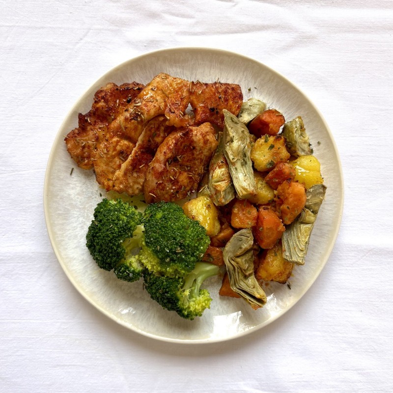 Medallones de pavo, curry suave de boniato y zanahoria con brócoli