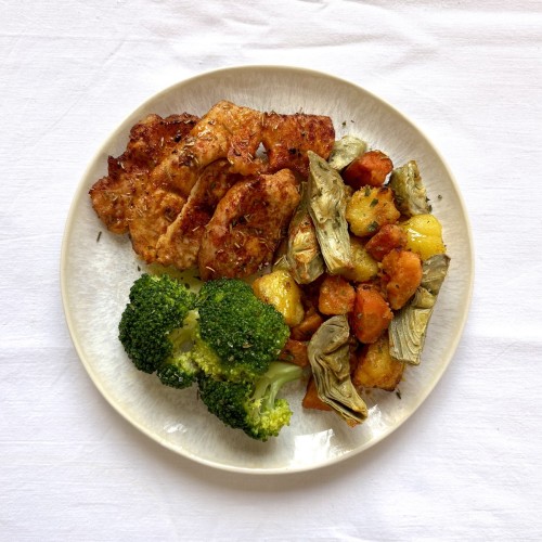 Medallones de pavo, curry suave de boniato y zanahoria con brócoli