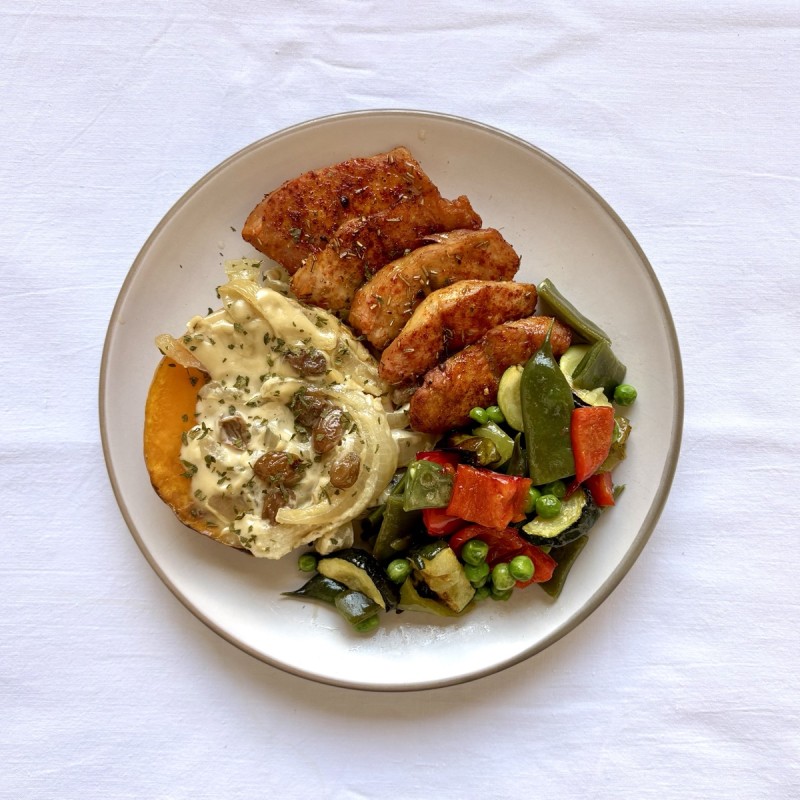 Medallones de pavo, nidos de calabaza y cebolla al tahini con menestra