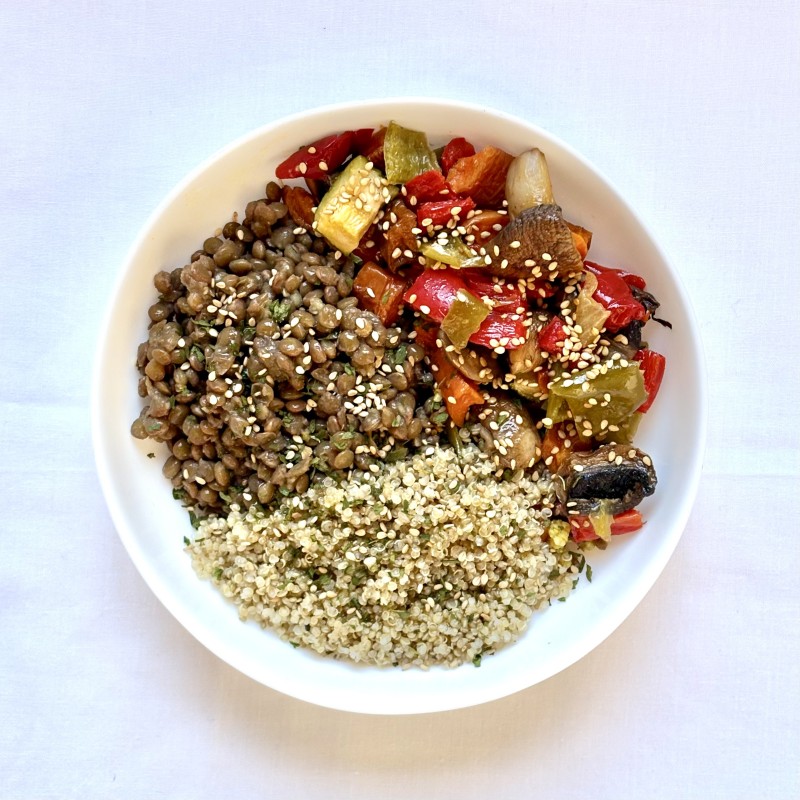Bowl de Lentejas, Quinoa y Verduras Asadas | Vegano y Alto en Proteínas