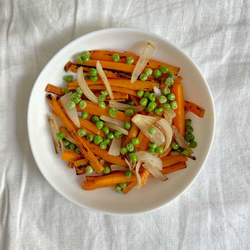 Guisantes con zanahoria y cebolla | Vegano