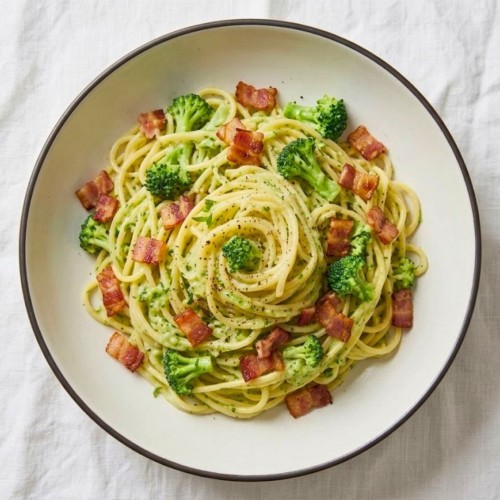 Espaguetis con salsa de brócoli y bacon